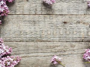 پوستر دیواری طرح گل‌های یاس بنفش روی چوب خاکستری