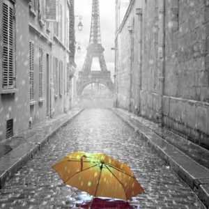 پوستر دیواری سه‌بعدی طرح خیابان بارانی پاریس با چتر زرد