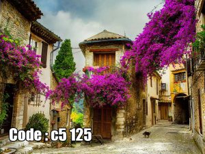 پوستر دیواری سه‌بعدی کوچه سنگفرش اروپایی با گل‌های بنفش