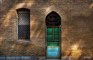 پوستر دیواری طرح آجر و درب سبز