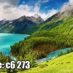 پوستر دیواری منظره دریاچه کوهستانی با جنگل سبز و آسمان مه‌آلود