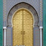 پوستر دیواری طرح درِ طلایی مراکشی با کاشی‌کاری اسلامی