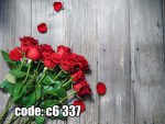 پوستر دیواری رز قرمز | گل‌های عاشقانه روی پس‌زمینه چوبی مینیمال